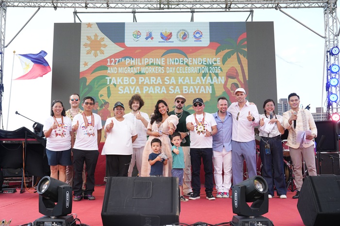 菲國知名女藝人Roxanne Barcelo帶著家人與現場民眾同歡,演出多首精典爵士歌曲